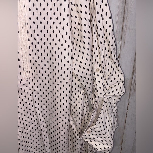 COPY - Lane Bryant Woman's Blouse Rolled Tab Long Sleeves Size 28 NWT - Picture 4 of 13